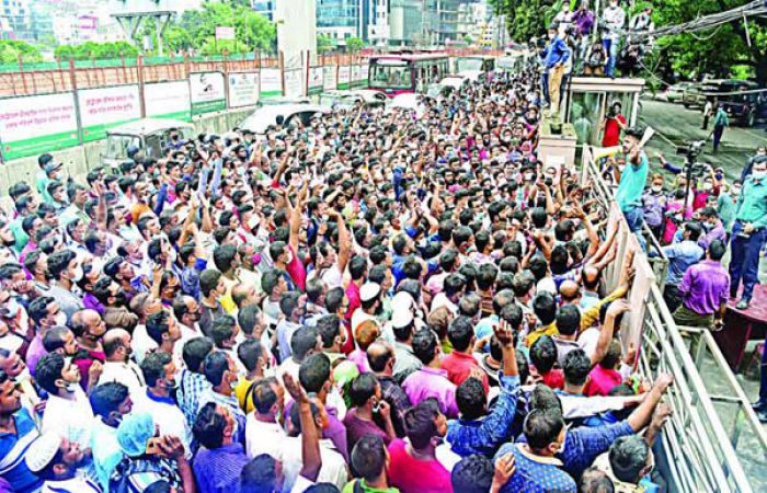 বিমান টিকিটের দাবিতে আজও রাস্তায় সৌদি প্রবাসীরা