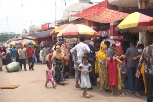 করোনাভীতি উপেক্ষা করেই ঈদ কেনাকাটায় ব্যস্ত রাজধানীবাসী