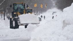 আজ ২৫ ডিসেম্বর ২০২৫: যুক্তরাষ্ট্রে বড়দিনের সকালে নিউইয়র্কে ভয়াবহ তুষারঝড়ে অন্তত ১২ জন নিহত হয়েছেন এবং শতাধিক মানুষ বিদ্যুৎবিচ্ছিন্ন অবস্থায় রয়েছেন। এটি চলতি মৌসুমের সবচেয়ে ভয়াবহ শীতকালীন ঝড় হিসেবে বিবেচিত হচ্ছে।