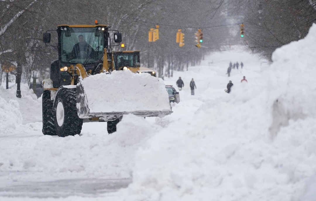 আজ ২৫ ডিসেম্বর ২০২৫: যুক্তরাষ্ট্রে বড়দিনের সকালে নিউইয়র্কে ভয়াবহ তুষারঝড়ে অন্তত ১২ জন নিহত হয়েছেন এবং শতাধিক মানুষ বিদ্যুৎবিচ্ছিন্ন অবস্থায় রয়েছেন। এটি চলতি মৌসুমের সবচেয়ে ভয়াবহ শীতকালীন ঝড় হিসেবে বিবেচিত হচ্ছে।